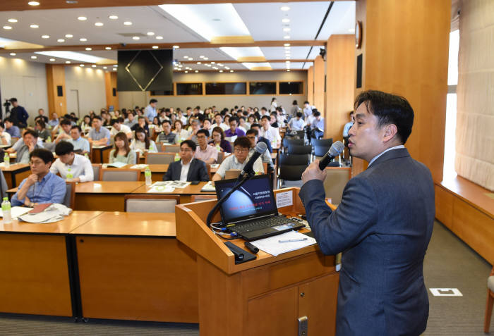 한국무역협회는 1일 삼성동 트레이드타워에서 법무부, 서울지방경찰청, 한국인터넷진흥원과 공동으로 `이메일 해킹 무역대금 사기 대응방안 설명회`를 개최했다. 정명국 경찰청 사이버범죄수사대 팀장이` 이메일 해킹을 통한 무역사기사례`에 대해 발표하고 있다.