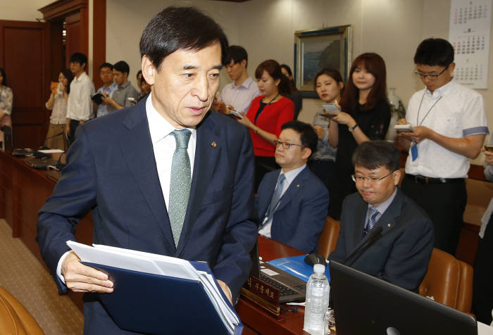 9일 오전 서울 중구 남대문로 한국은행 본관에서 열린 금융통화위원회 본회의에 이주열 한국은행 총재가 참석하고 있다. (자료-연합뉴스)