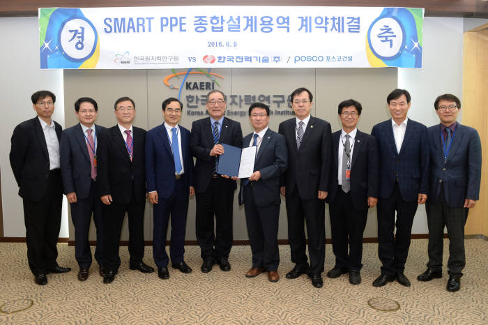 조직래 한전기술 원자력본부장(왼쪽 5번째)와 김학노 한국원자력연구원 부원장(오른쪽 5번째)이 스마트원전 종합설계용역 계약을 체결 후 기념촬영 했다.