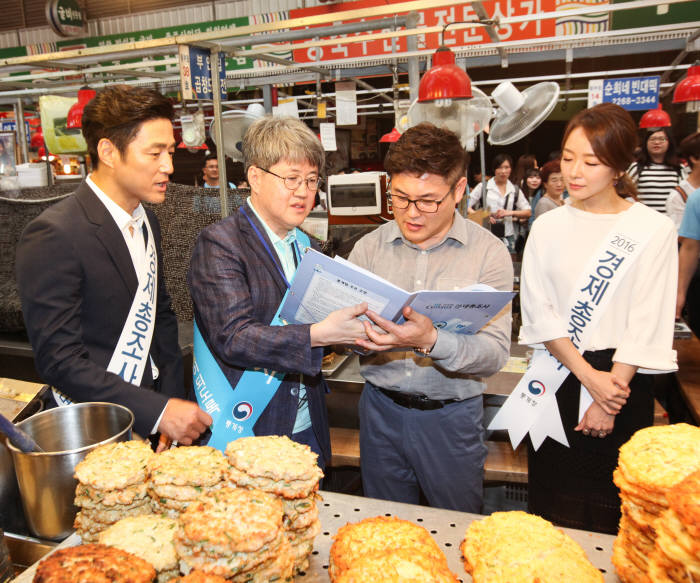 유경준 통계청장, 경제총조사 참여 독려 시장방문