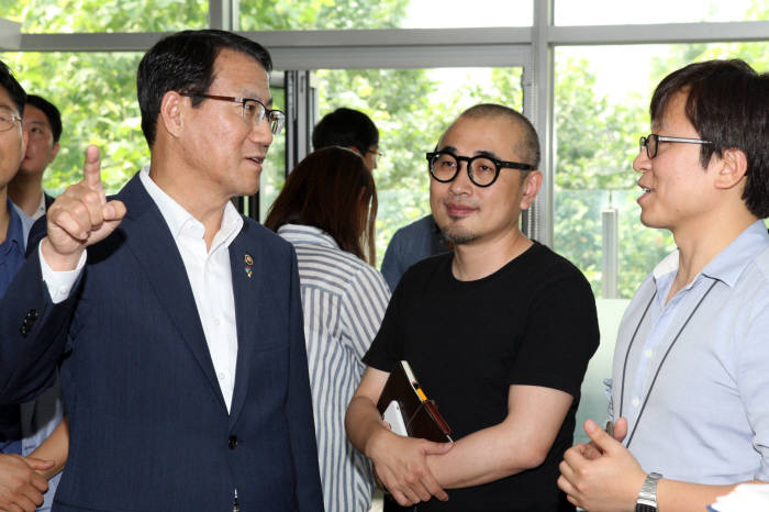 김성렬 행자부 차관(왼쪽)이 우아한형제들 김봉진 대표(가운데), 이현재 CR실장과 얘기하고 있다.