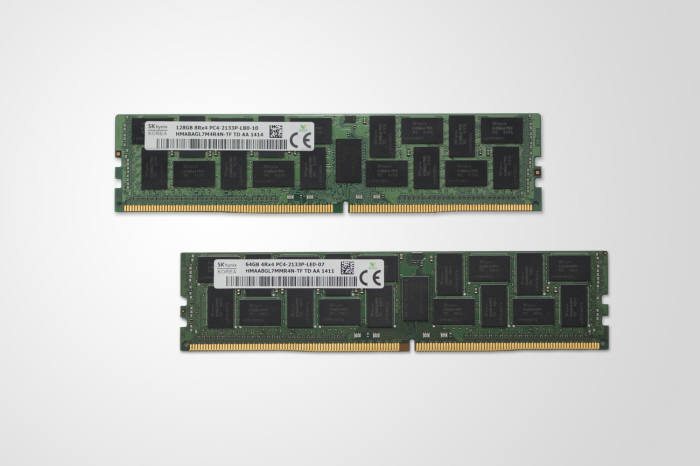 SK하이닉스의 128GB(위)와 64GB DDR4 D램 모듈.