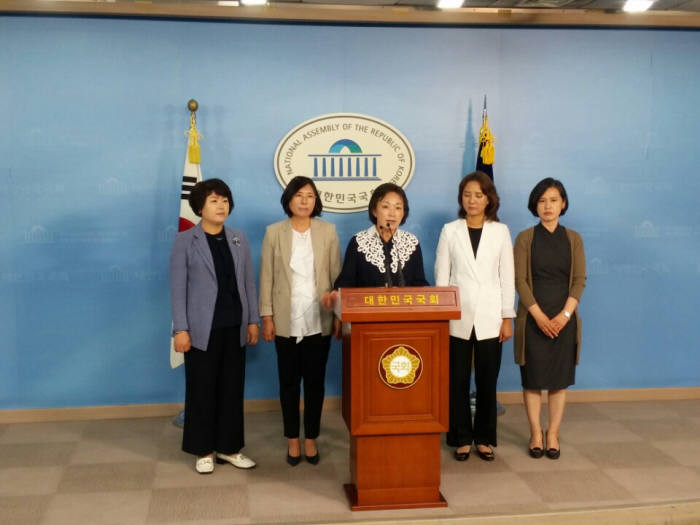 여성기업계는 16일 국회 본관 1층 정론관에서 한국여성경제인협회, 한국여성벤처협회, 한국여성발명협회, 한국여성경영자총협회, IT여성기업인협회, 21세기 여성CEO연합 관련 6개 단체가 모여 서명에 동참하고, 맞춤형 보육은 취업모 등 실수요자가 체감할 수 있는 국가책임보육 발전의 계기라고 생각하며, 예정대로 7월부터 시행되기를 촉구했다. 사진 가운데 한무경 한국여성경제인협회장