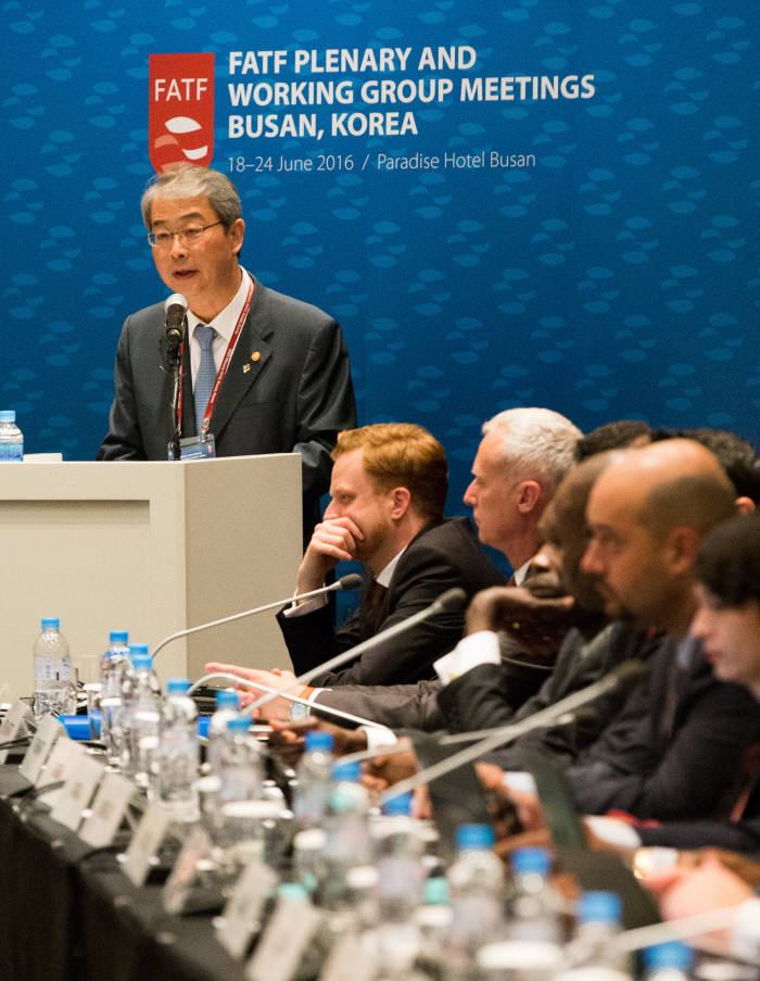 국제자금세탁방지기구(FATF) 부산 총회가 22일 신제윤 의장의 주재로 3일간의 본회의 일정을 시작했다. 임종룡 금융위원장이 환영사하는 모습.