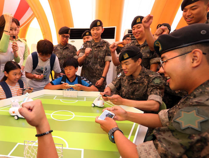 철원초 학생과 제6보병사단 장병이 스마트로봇 `알버트`를 활용해 축구 경기를 하고 있는 모습