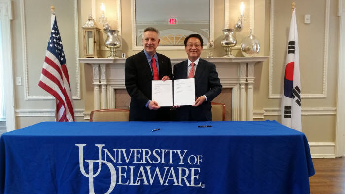 노석균 총장이 20일 미국 델라웨어대학교(University of Delaware)을 방문해 데니스 아사니스(Dennis Assanis) 총장을 만나 대학 간 교류 협약을 체결했다.