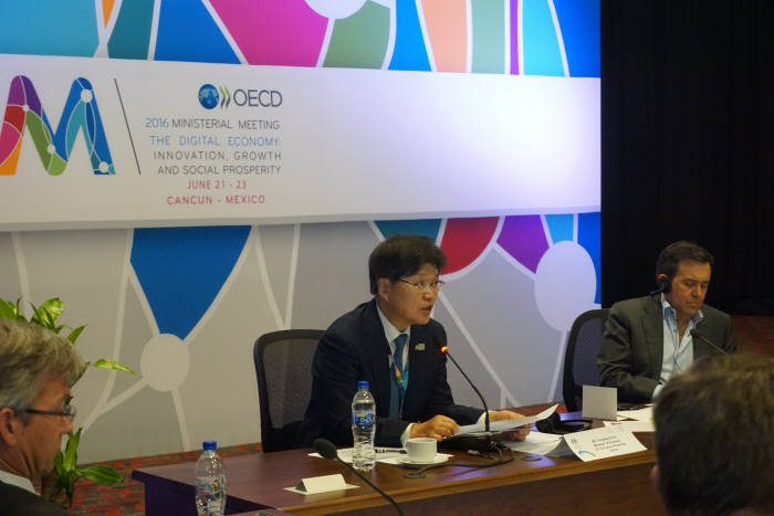 최양희 미래부 장관이 제3차 OECD 디지털경제장관회의에서 사물인터넷 관련 토론을 주재하고 있다.