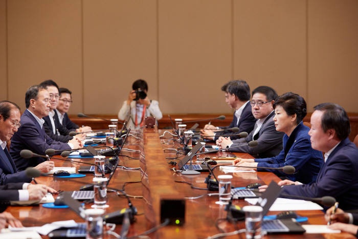 박근혜 대통령이 27일 오전 청와대서 수석비서관회의에서 모두 발언을 하고 있다 <사진:청와대>