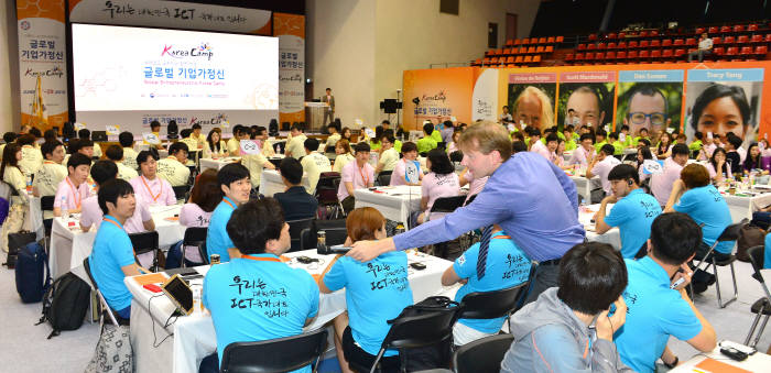 `글로벌 기업가 정신 코리아 캠프`가 27일 부터 사흘간 경기도 시흥시 한국산업기술대에서 개최됐다. 마이클 래펙 교수가 `실리콘 밸리 현장과 디자인 사고`에 대해 강의하고 있다.