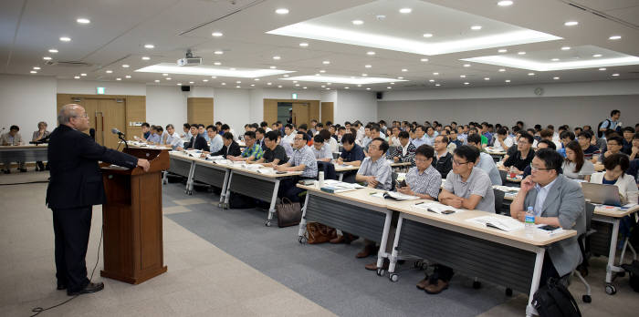 1일 서울 양재동 aT센터 창조룸에서 열린 `경영시스템의 전략적 통합 및 전환전략 세미나`는 참석자들로 붐볐다.