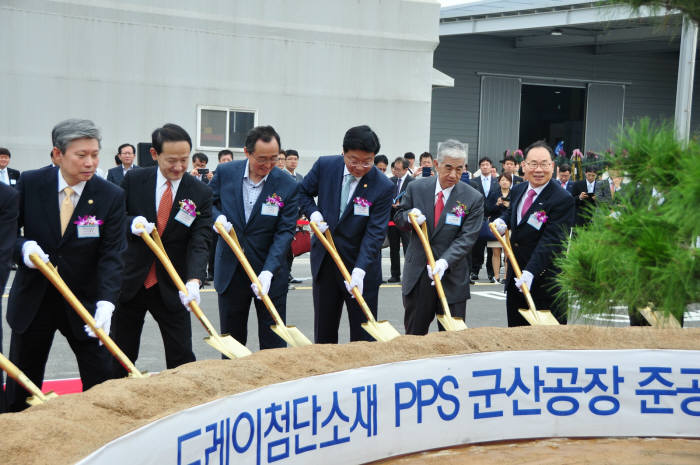 (왼쪽부터)이병국 새만금개발청장, 스즈키 히데오 일본임시대리대사, 송하진 전라북도지사, 주형환 산업통상자원부 장관, 닛카쿠 아키히로 도레이 사장, 이영관 도레이첨단소재 회장이 준공식에서 기념 촬영했다.