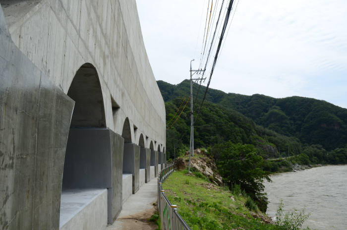 인제-A부대 33.4km 구간 중 지상으로 올라온 광케이블 구간. 내린천 인근 지역에 300m 부분 전봇대 위로 광케이블이 설치됐다. 터널 구간 일부를 우회하고 있다.