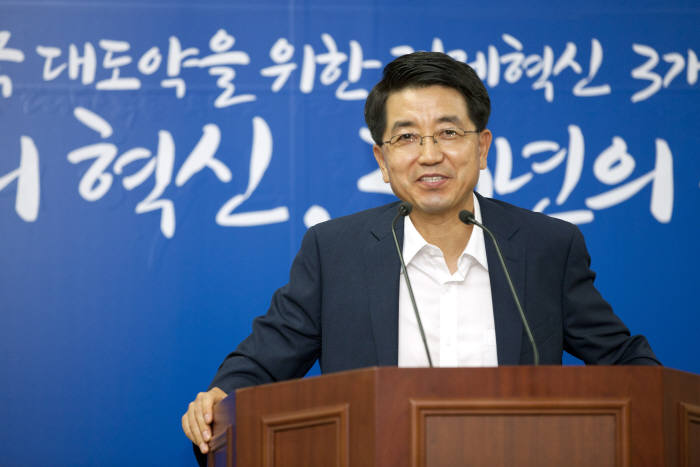 현택환 서울대학교 교수가 11일 오전 경기도 과천시 관문로 정부과천청사 미래부 기자실에서 실시된 `2016년 대한민국 최고과학기술인상 수상자 선정 관련 브리핑` 에 참석해 수상소감을 밝히고 있다.