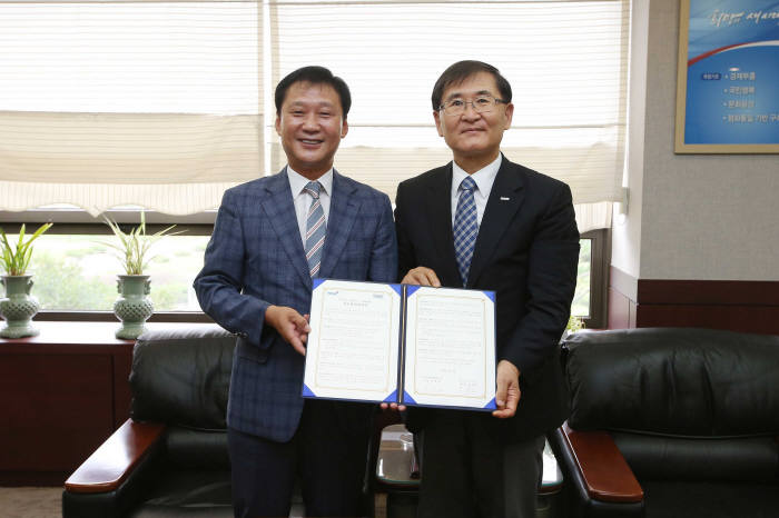 11일 오후 2시 KAIST 총장실에서 열린 `사이버 보안 인력양성 협력 MOU 교환` 행사에서 김광호 국가보안기술연구소장(왼쪽)과 강성모 KAIST총장(오른쪽)이 협약서에 서명한 후 기념촬영?다.