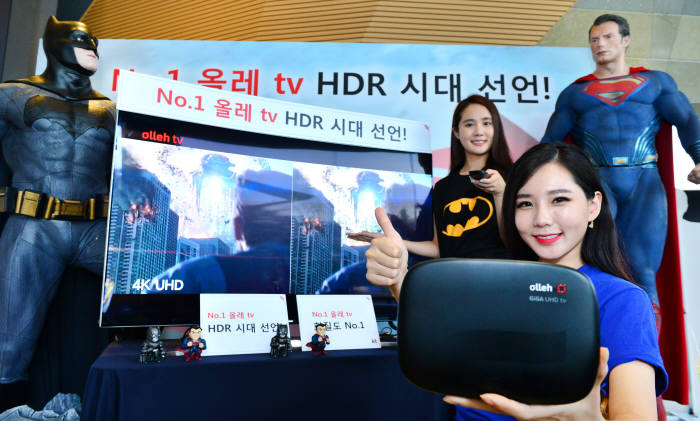 모델이 `IPTV HDR 서비스`를 소개하고 있다. 사진=윤성혁기자 shyoon@etnews.com