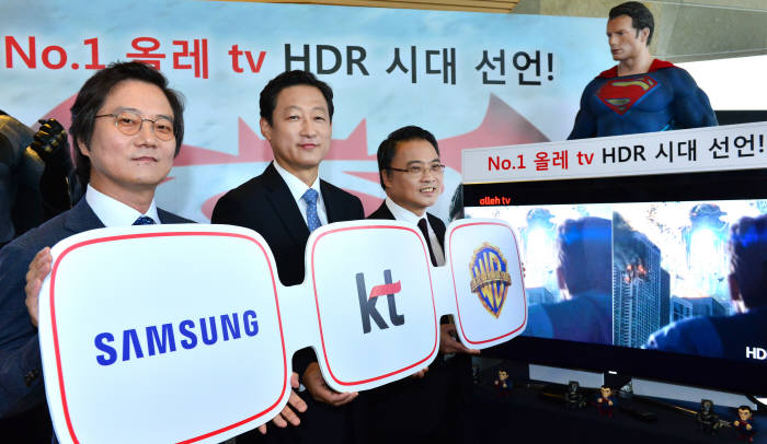 KT는 12일 서울 광화문 KT스퀘어에서 `IPTV HDR 서비스 상용화`를 발표했다. 왼쪽부터 김영찬 삼성전자 상무, 유희관 KT 상무, 클라란스로 워너브라더스 아시아 태평양 총괄. 사진=윤성혁기자 shyoon@etnews.com