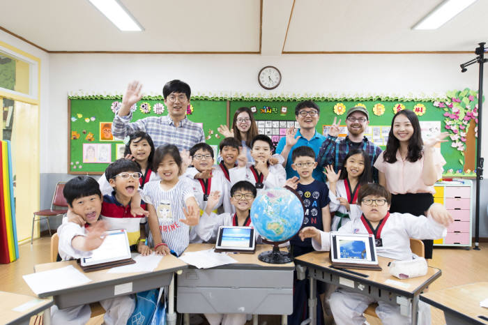 삼성전자가 `스마트스쿨`을 지원하는 전북 대야남초등학교 학생들이 태블릿과 전자칠판을 통해 스마트 교육을 받고 즐거워하고 있다.