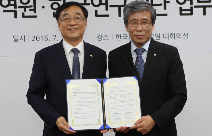 정민근 한국연구재단 이사장(왼쪽)이 김성곤 한국문학번역원장과 업무협약을 체결한뒤 기념촬영했다.