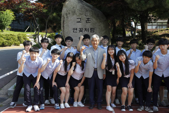 부산정보고는 경영정보, 세무분야 특성화고등학교로 전문 기술인 양성을 목표로 하고 있다.