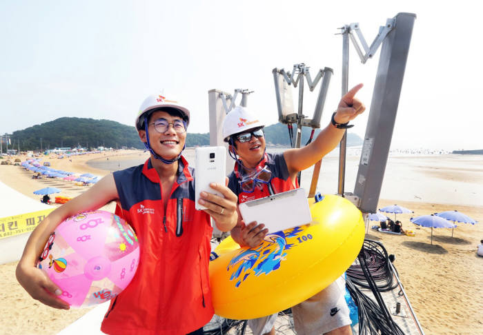 SK텔레콤의 직원이 26일 하계 휴가철을 대비해 인천 중구 을왕리 해수욕장에서 운용중인 이동기지국 장비를 특별 점검하고 있다.