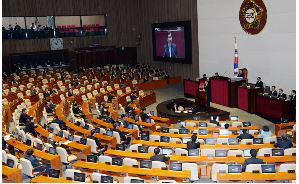 국회로 온 추경안, 여야 신경전에 `안갯속`…황 총리 "신속 처리를"