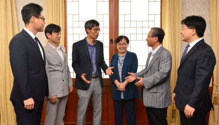2016 ICA(세계기록관리협의회) 서울총회 성공개최를 위한 `국가기록원 좌담회`가 29일 경기도 성남시 국가기록원에서 열렸다. 왼쪽부터 변회균 리베카 대표, 서진석 백남준아트센터 관장, 남영준 중앙대 교수, 정기애 국가기록원 기록정책부장, 조송암 ISO기록관리 표준위원장, 장완규 송담대 교수. 김동욱기자 gphoto@etnews.com