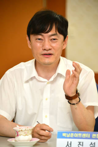 서진석 백남준아트센터 관장은 예술 작품의 디지털화를 위해 비용 효율성과 함께 원본성을 유지하는 방안에 대해 논의해야한다고 주장했다. 각 나라마다 예술 작품을 디지털 기록으로 남기는 방식이 다른 만큼 사회적 합의도 필요하다는 의견이다. 작가뿐 아니라 대중도 예술 작품 가치를 평가하는 주체로 떠오른 만큼 새로운 담론에 대비하는 것도 중요하다.
