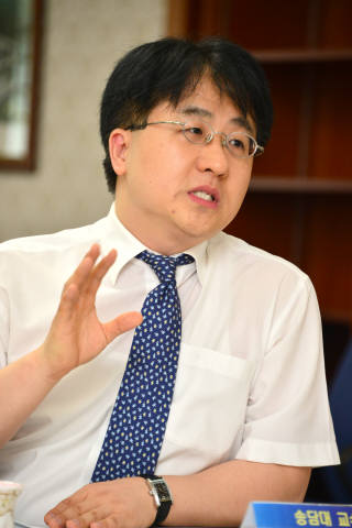장완규 용인송담대 교수는 10년 안에 우리나라에서도 이디스커버리와 같은 제도가 도입될 것으로 내다봤다. 이디스커버리는 법적 분쟁 시 이메일 등 전자 증거 자료를 모두 법원에 제출하는 제도다. 고의로 전자 증거 자료를 파기하거나 훼손하면 제재를 받게 된다. 장 교수는 우리 기업의 이디스커버리 인식 부족이 해외 시장에 진출하는데 걸림돌이 될 수 있다고 지적했다.