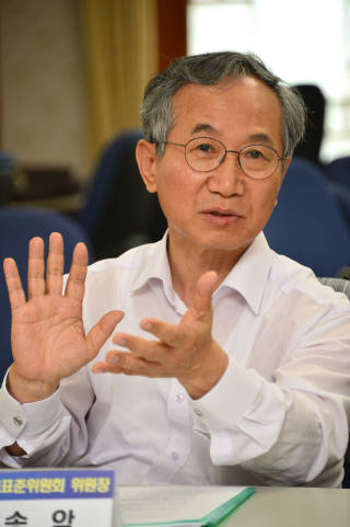 조송암 ISO기록관리 표준위원장은 디지털 기록의 표준에 신경써야한다고 지적했다. 독자적인 디지털 기록 방식과 기술로 세계 시장에서 고립되는 것을 막기 위해서다. 공공 과 민간이 디지털 기록에 대한 세계적 트렌드를 빨리 읽고 선제적으로 대응해야한다고 강조했다.