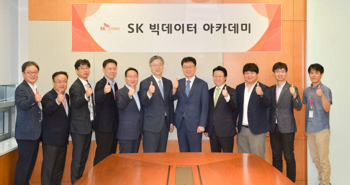 `SK 빅데이터 아카데미` 오픈을 축하하며 SK주식회사 C&C 임직원을 비롯해 아카데미 관계자들이 기념촬영하고 있다. SK주식회사 C&C 제공