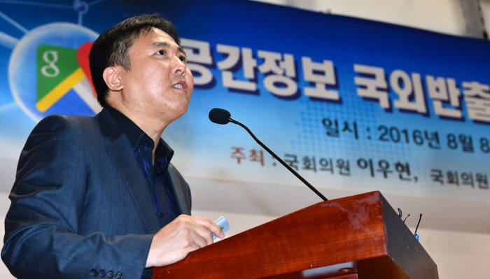 국회 공간정보 국외반출 정책토론회에서 권범준 구글 지도 프로덕트 매니저 겸 소프트웨어 엔지니어가 `공간정보를 활용을 통한 혁신`을 발표하고 있다.<윤성혁 기자>