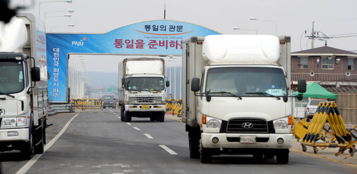 개성공단 철수가 시작됐던 지난 2월 11일, 경기도 파주 통일대교에서 물자를 실은 차량이 입경하고 있다.