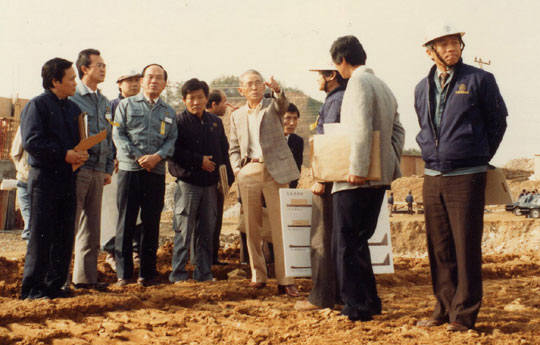 이병철 삼성 선대 회장이 1983년 경기도 기흥의 반도체 공장 부지를 살펴보고 있다.