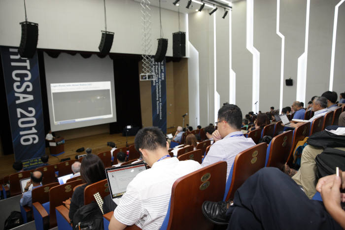 미국, 일본, 대만, 한국 등 국내외 연구자 및 학생들이 기조연설을 듣고 있다