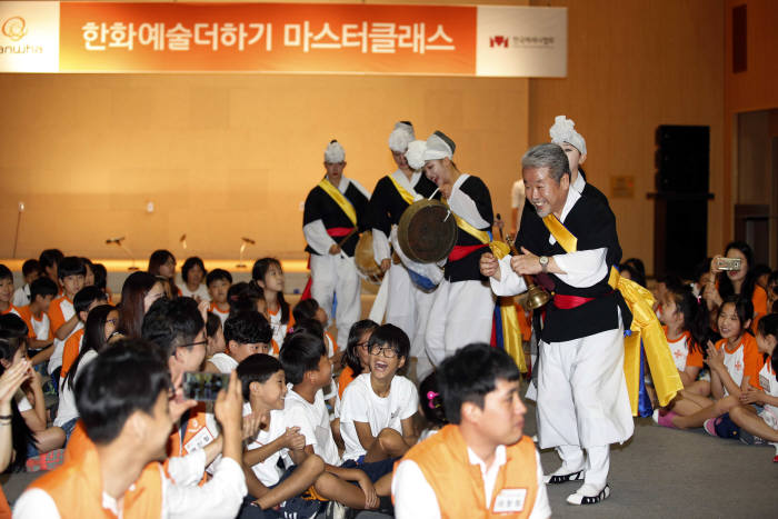 사물놀이 장인 김덕수(서있는 사람 중 맨 오른쪽)씨가 아이들에게 사물놀이 퍼포먼스를 벌이고 있다.