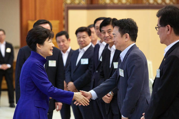 박근혜 대통령이 17일 청와대에서 열린 전국 시·도지사와의 오찬 간담회에서 원희룡 제주지사와 악수하고 있다. <청와대 제공>