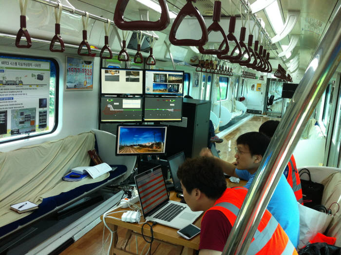 기획재정부가 LTE-R 전파사용료를 경감하는 방향으로 검토를 진행 중이다. 미래부가 국토교통부, 철도기관과 논의해 제출한 세 가지 안을 놓고 막바지 논의가 한창이다. LTE-R 테스트 모습.