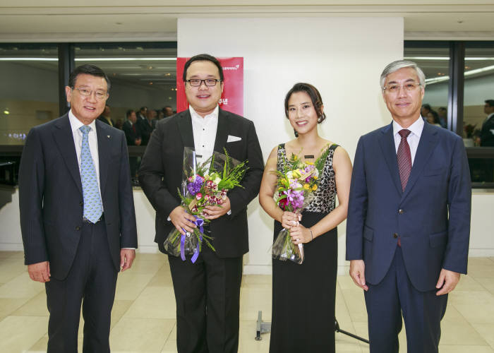 왼쪽부터 박삼구 금호아시아나그룹 회장, 중국 베이스 바리톤 리 아오, 한국 피아니스트 김규연, 추궈홍 주한 중국대사 (제공=금호아시아나그룹)