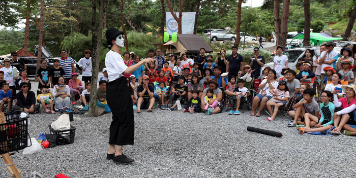 쌍용자동차 오토캠핑 `사운드오브뮤직`에서 저글링매직쇼가 참가자들의 호응 속에 진행되고 있다. (제공=쌍용자동차)