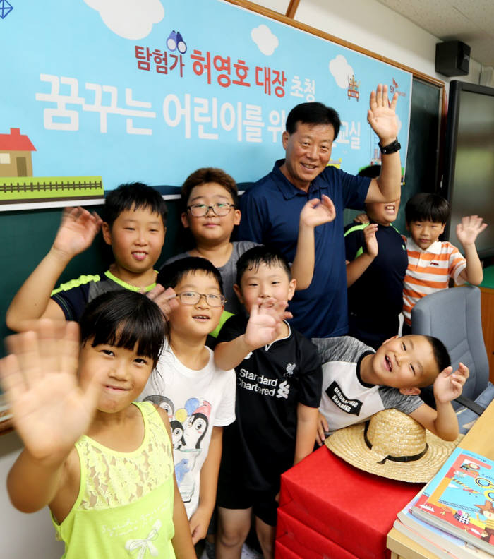 강연을 마친 탐험가 허영호 대장과 가파초 학생들이 함께 기념촬영을 하고 있는 모습