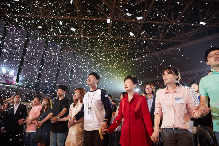 2016 창조경제혁신센터 페스티벌 개막식에서 박근혜 대통령이 참가자들과 축하 공연을 보고 있다.<사진:청와대>