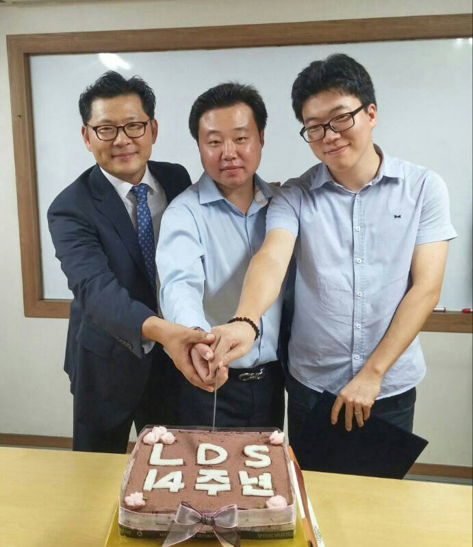 정정모 리눅스데이타시스템 대표(왼쪽 첫번째)와 임직원이 함께 창립 14주년 기념 케익 커팅식을 했다.