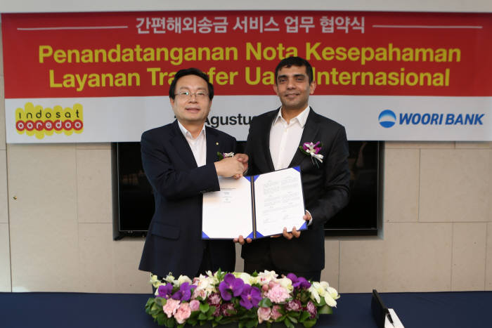 29일 서울 중구 소공로 소재 우리은행 본점에서 손태승 글로벌그룹장(왼쪽)이 인도삿(Indosat Ooredoo) 신사업총괄이사 프라산트 고칸(Prashant Gokarn)과 함께 `간편해외송금 서비스 업무협약식`을 체결한 뒤 기념촬영했다.