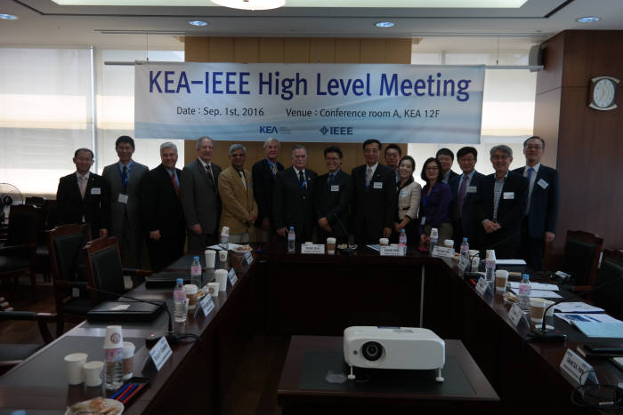 왼쪽에서 7번째 브루스 크래머(회장 IEEE-SA), 8번째 박순길(센터장, KEA)