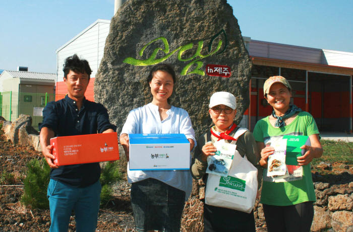 이베이코리아는 제주경제통상진흥원, 코아피플과 업무 협약을 맺고 `농부더제주` 브랜드를 론칭했다. 농부더제주 상품으로 선정된 산채나물 제조사 `소담인제주` 김미순 대표(왼쪽 두 번째)와 직원들이 기념 촬영했다.