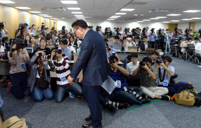 외신은 이번 리콜로 삼성전자가 쌓아온 명성에 금이 가고 성장 추진력을 잃게 됐다고 분석했다. 대화면 노트, 양면 엣지 등 스마트폰에서 쌓아온 혁신성에 흠집이 났다는 것이다. 특히 프리미엄 제품에서 결함이 발견됐다는 것이 가장 뼈아픈 일이다.