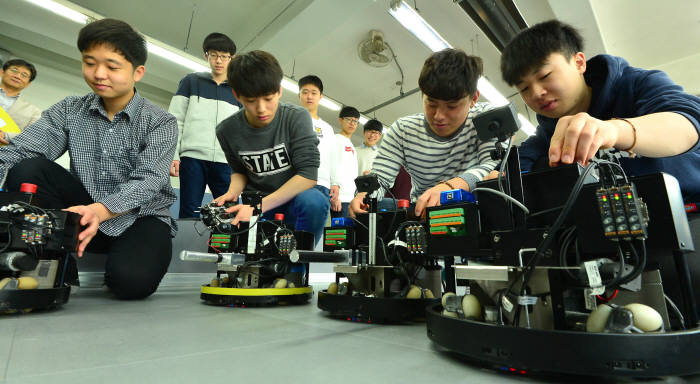 전국기능경기대회 서울 대표를 선발하는 `제51회 서울기능경기대회`가 4월 6일 서울공고 등 7개 경기장에서 개최됐다. `모바일로보틱스` 부문에 응시한 참가자가 대회에 앞서 미션 수행 로봇을 점검하고 있다. 김동욱기자 gphoto@etnews.com