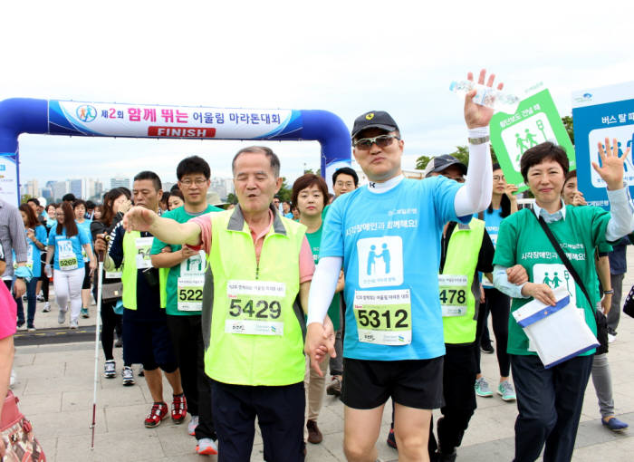 SC제일은행 임직원 160여명은 지난 3일 서울 여의도 한강공원 이벤트광장에서 열린 `시각장애인돕기 함께 뛰는 어울림마라톤대회`에 시각장애인들의 가이드로서 마라톤에 참여했다. 임직원들의 마라톤 참가비 전액은 시각장애인 돕기 활동에 기부됐다.