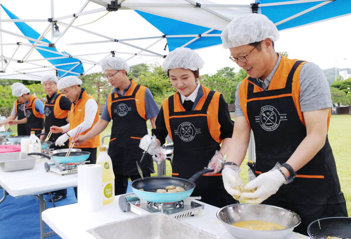 코스콤 임직원 20여 명이 추석명절을 맞아 음식 및 생필품 나눔 봉사활동을 펼쳤다.