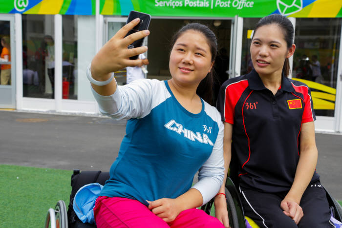 국제 패럴림픽 위원회(IPC)의 무선통신 분야 공식 파트너사인 삼성전자가 `2016 리우 패럴림픽` 개막과 함께 글로벌 캠페인을 운영한다. `삼성 패럴림픽 블로거`로 선발된 중국 선수들이 `갤럭시 S7`으로 셀피를 찍고 있는 모습.